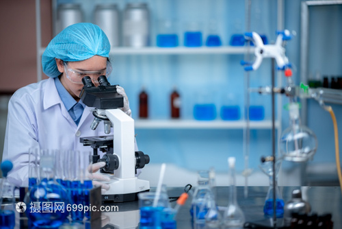 微观世界的建筑师 实验室医学研究中与显微镜合作的科学家
